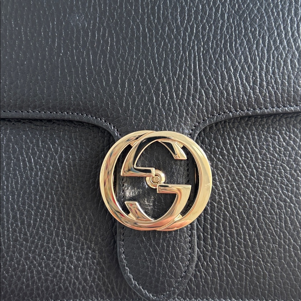 Gucci Interlocking GG Black Calfskin Leather Crossbody/Shoulder Bag - Picture 4 of 16